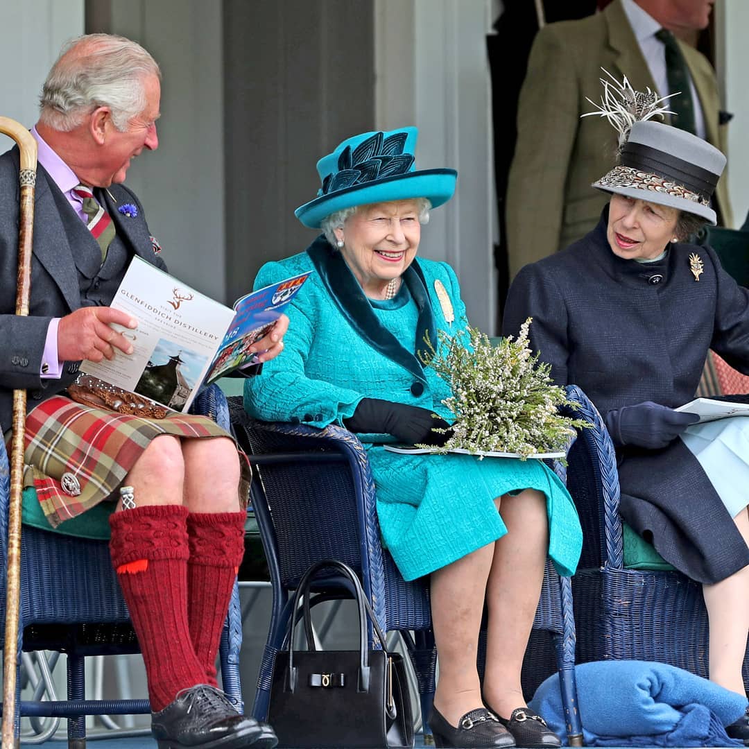 alžbeta II britská kráľovná strata peňazí príjmu
