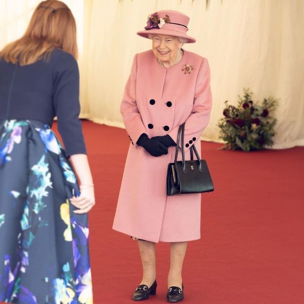 Kráľovná Alžbeta II. na verejnosti bez rúška pobúrila občanov britskú verejnosť