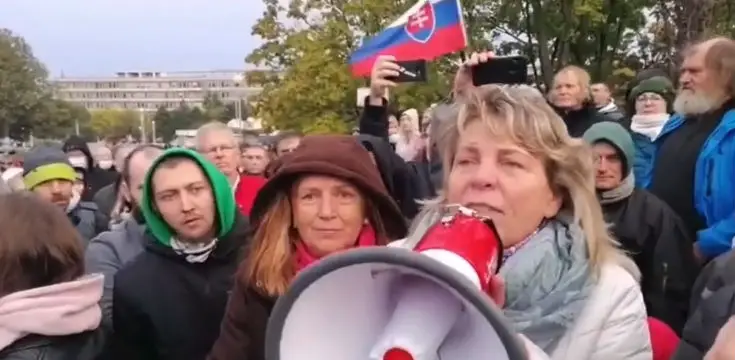 protesty v bratislave ucitelka s megafonom