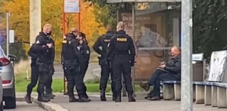 policajt fackoval muza na zastavke kvoli rusku
