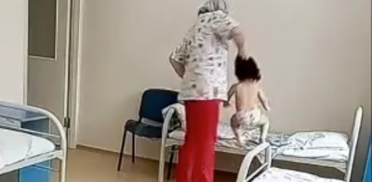 video rusko sestrička hodila dieťa na posteľ za vlasy