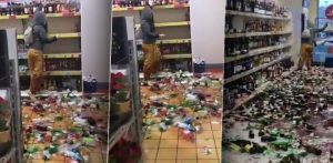 žena v obchode rozbíjala flaše flašky s alkoholom
