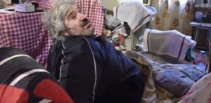300kg muž prevoz žeriav 50 ľudí francúzsko