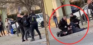 beroun mestskí policajti video zrazili chlapca k zemi 14 rokov nemal rúško