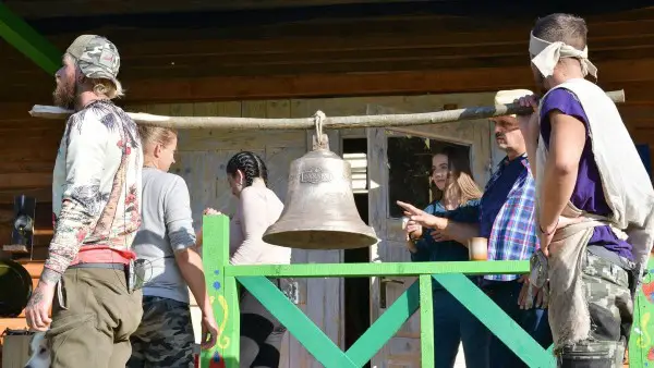 Farmári si odliali zvon a nesú ho na zvonicu