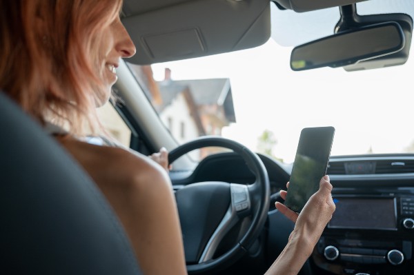 Prísnejšie pokuty budú aj za používanie telefónu v aute