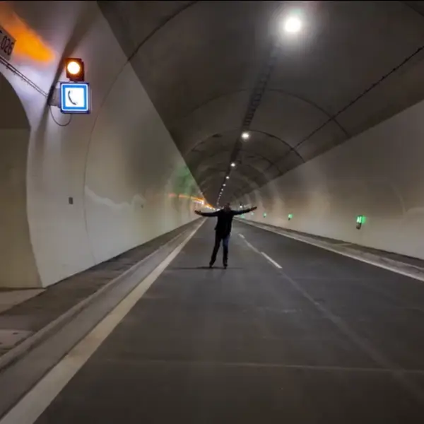 Tunel Višňové je otvorený: Premiér Robert Fico sa v ňom spokojne pokorčuľoval 3 Fico v tuneli Višňové