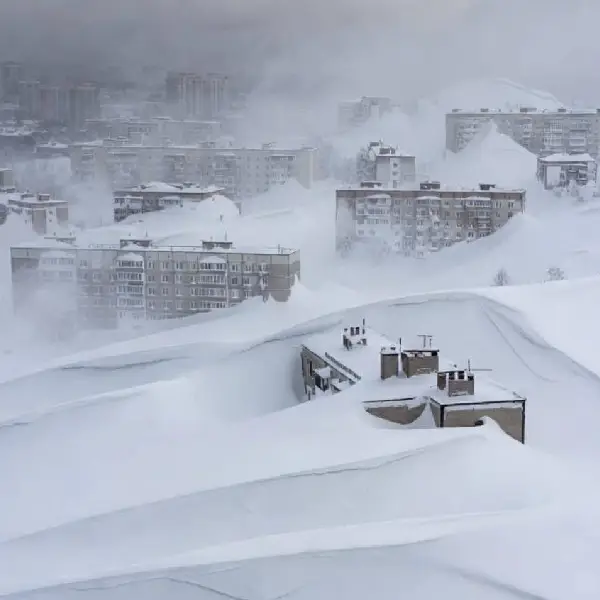 Snehová kalamita paralyzovala život: ľudia vyliezajú z bytov oknami 2 snehova kalamita 1