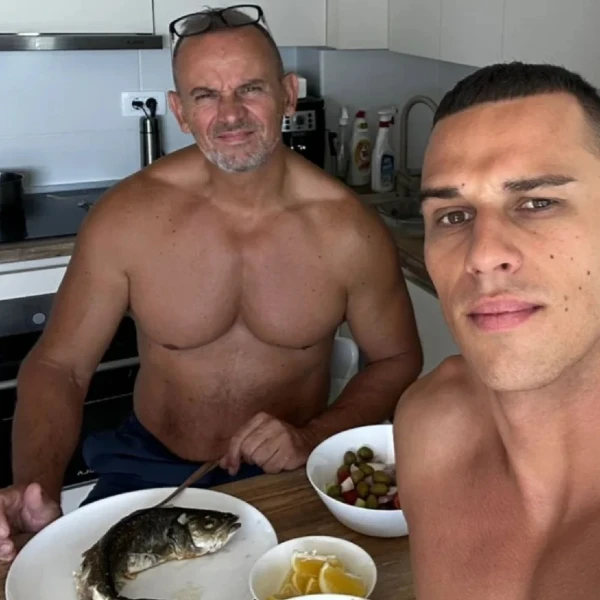 Fešák Adrian z Ruže pre nevestu má gény po kom zdediť: Jeho otec vyzerá ako filmový akčný hrdina 2 Adrian Chabada otec